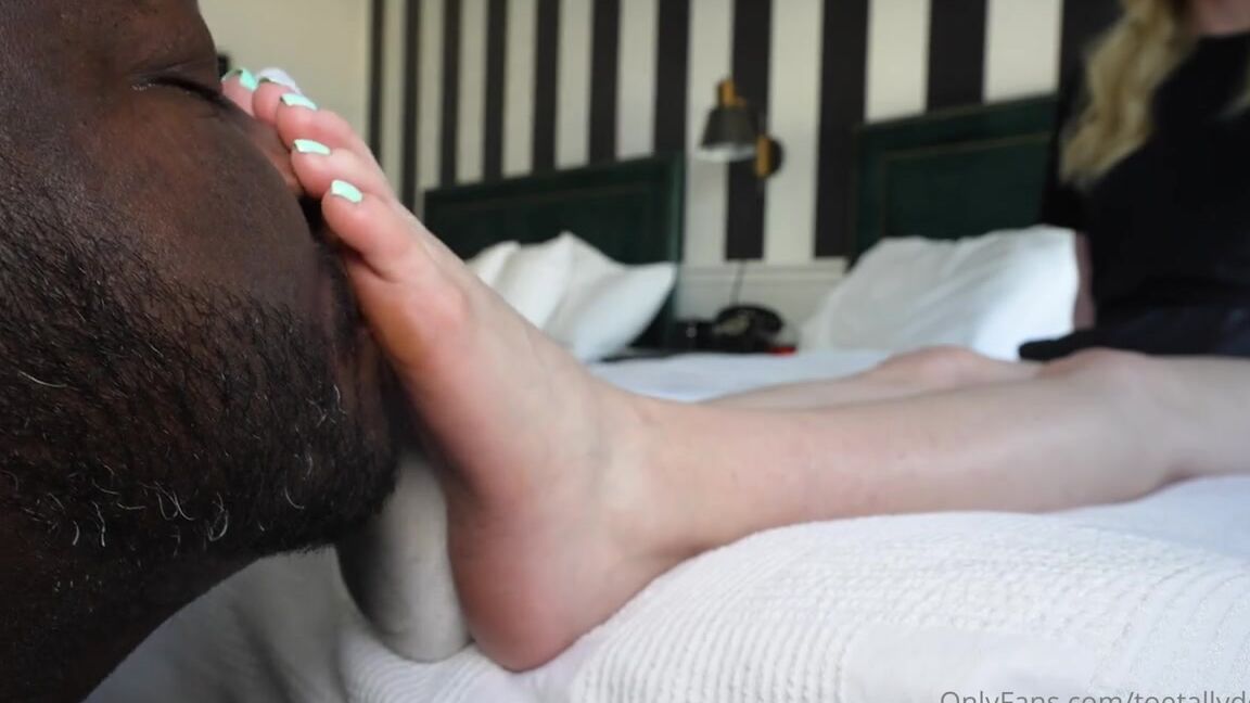 Toetallydevine Onlyfans Mrfootographer Gets A Whiff And Taste Of My Feet After A Few Days Sweating Through The Florida Heatp