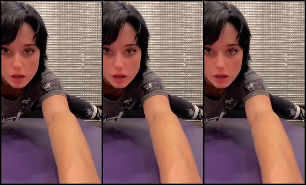 Waifu Jess Nicknamed Waifufeetmilkog Onlyfans Want Me To Make More Gym Videos