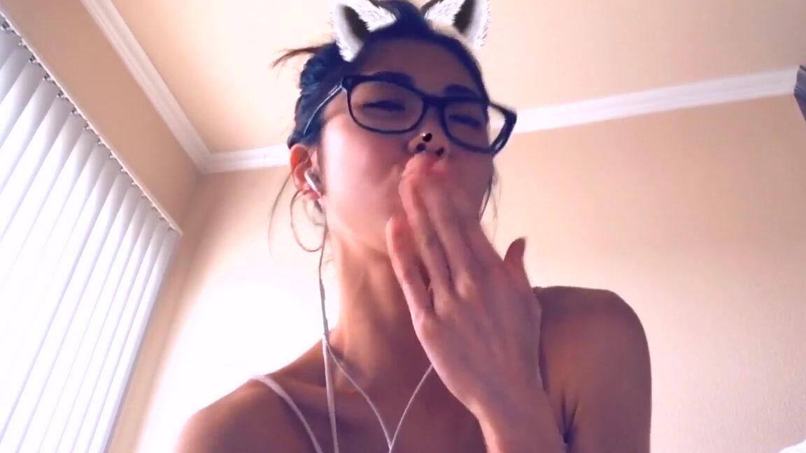 18 & 19 Yrs Old,Asian,Dancing,Petite,Smoking suki tome pr shelf sesh and chill ManyVids