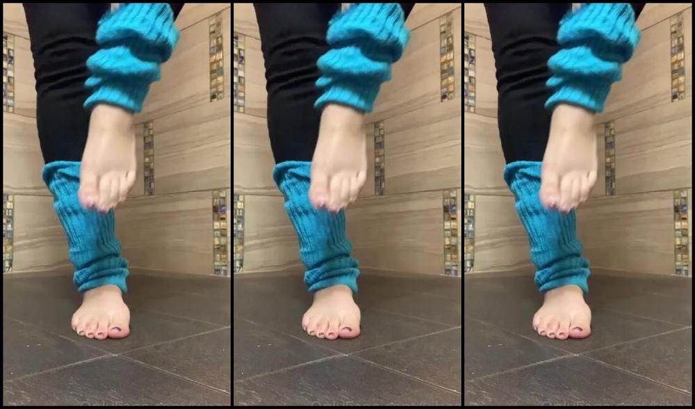 Natasha Aka Vibez3 Onlyfans Imagine Hiding In The Bathroom Watching Me Change My Pants For My Event At Work You Pervert