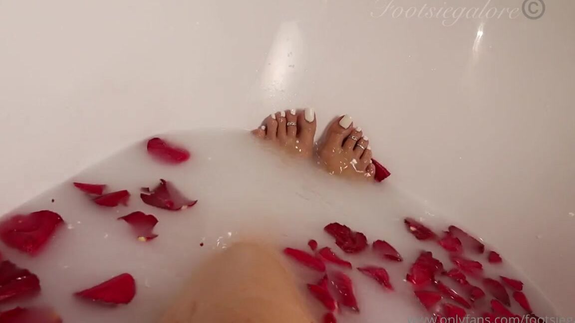 Footsiegalore Onlyfans 4 Minutes Of Milky Rose Bath Heaven Just Look How Soft And Smooth My Soles Look As I Run My Finger