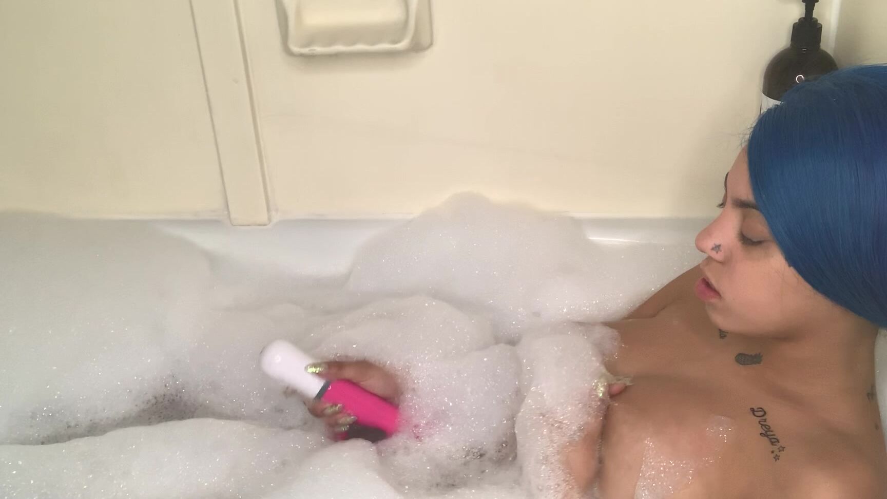 Mariaaskyy Bath Fun Vibrator In The Tub