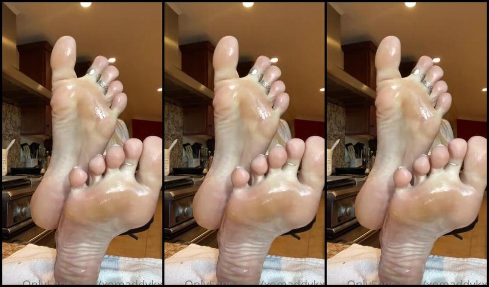 Goddess Kaylee Aka Xomaddykxo Onlyfans Babysitter Pt2 I Ve Been Running Around All Day Chasing The Kids On My Feet They Are So Sore Do Youp