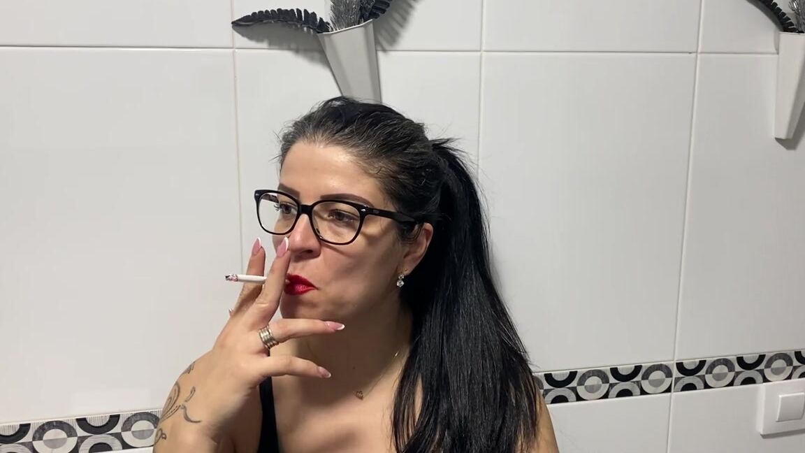 Prettyprincess220 12 20 2022 Onlyfans Video I Wore Lipstick To Smoke A Cigarette