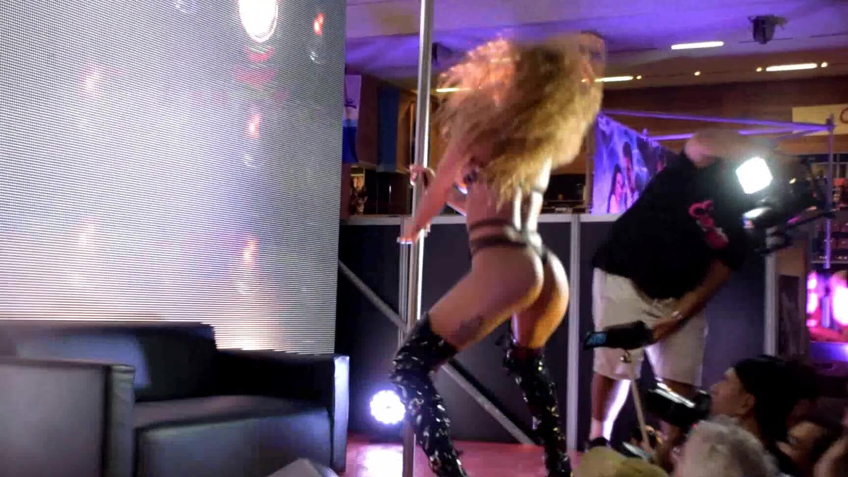 Aixmen Paris Exhibition At Salon Erotico Of Venus