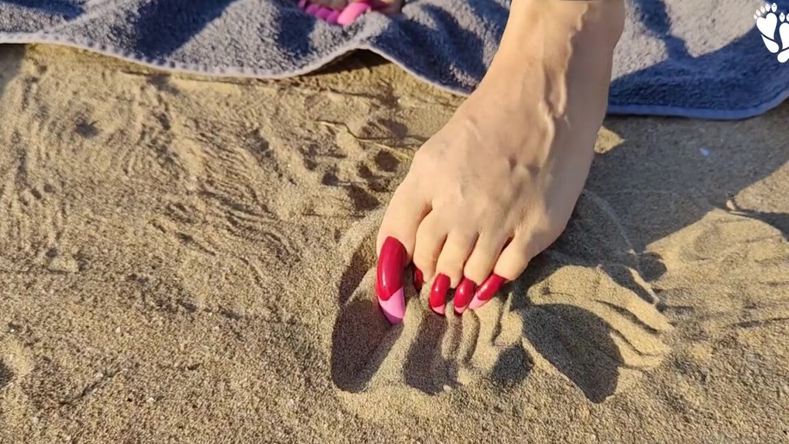Lora Long Nails Nicknamed Loralongnails Onlyfans Long French Toenails Black Sea
