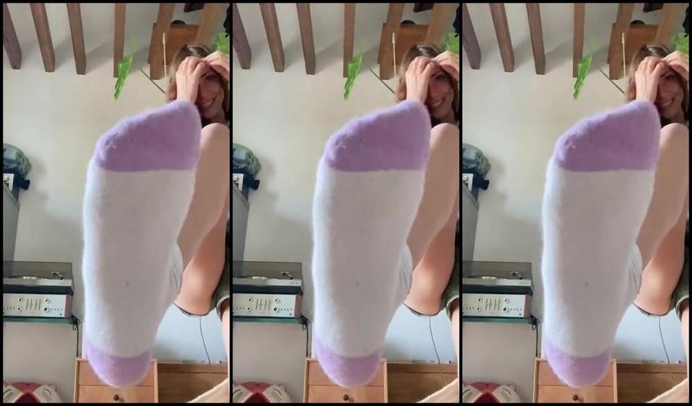 Madeleine Nicknamed Goddessgigantic Onlyfans Really Into My Sneakers Lately Anyone Else Taking Customs This Afternoon 1