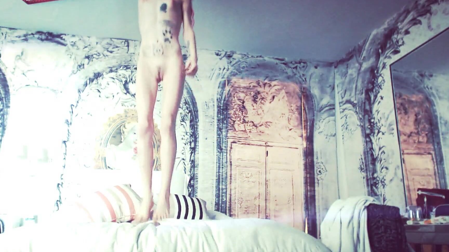 Serenatv Teasing Amp Bouncing In Las Vegas Bed