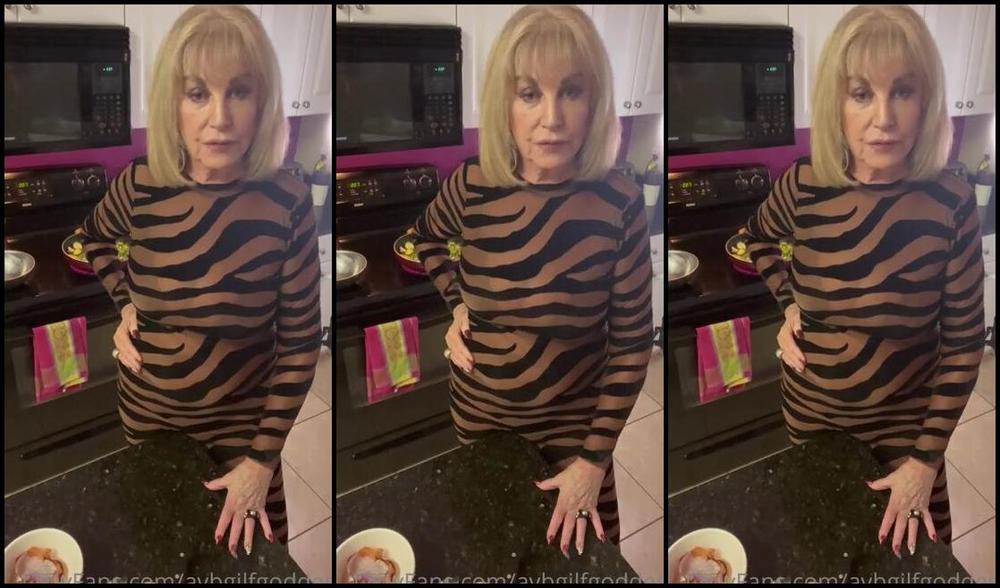 Avb Gilfgoddess Vip Nicknamed Avbgilfgoddess 11 23 2022 Onlyfans Video Two Thanksgivings Preparing A Dish In A Sexy Dress