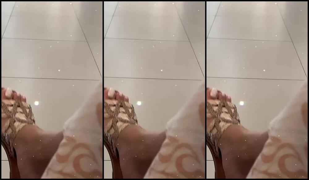 Lyttablondpremium Onlyfans While I Wait For My Doctor Appointment You Can See My Sexy Dangling With My Sub