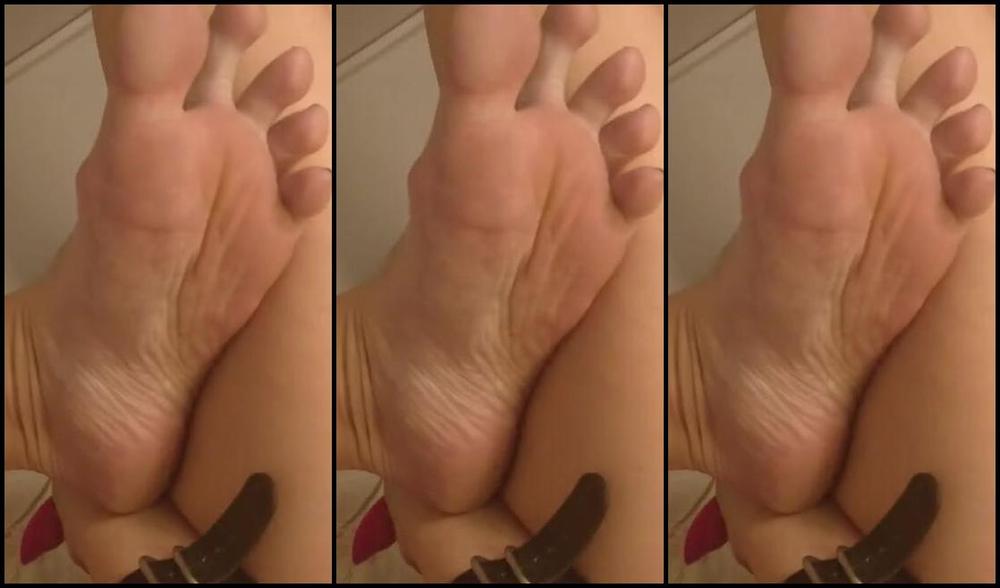 Frejas Submissive Feet Nicknamed Frejassubmissivefeet Onlyfans Vibrations And Nipple Play And Those Rose Buds Are Getting In Big Trouble4