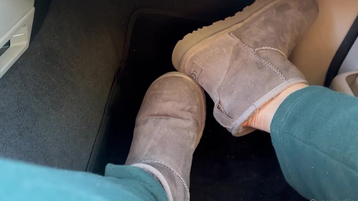 Queenjodiieetoes Aka Prettyfeetonly1800 Onlyfans It Was Hot So I Had To Take My Uggs Off