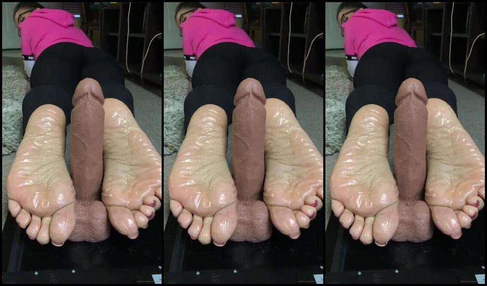 Deedeericanfeet Onlyfans Gm Here It Is Not Only Was My Fake Buddy Slippery And Couldn T Stay Put But The Lighting Was