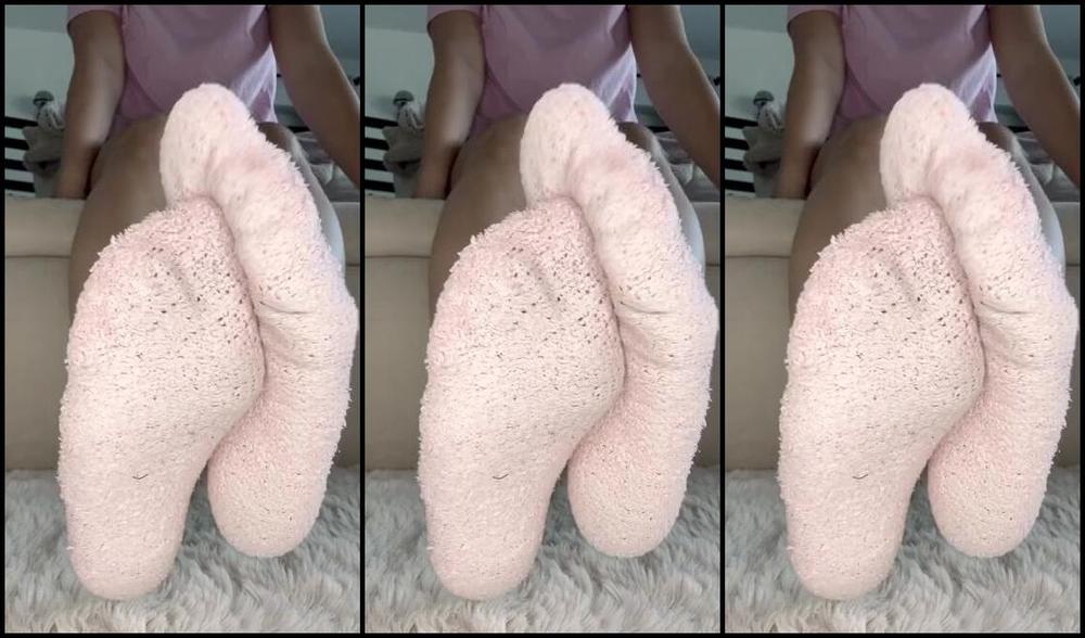 Sarina Jones Nicknamed Sarinajones 12 22 2023 Onlyfans Video In Fuzzy Socks Season We Wear Pink P