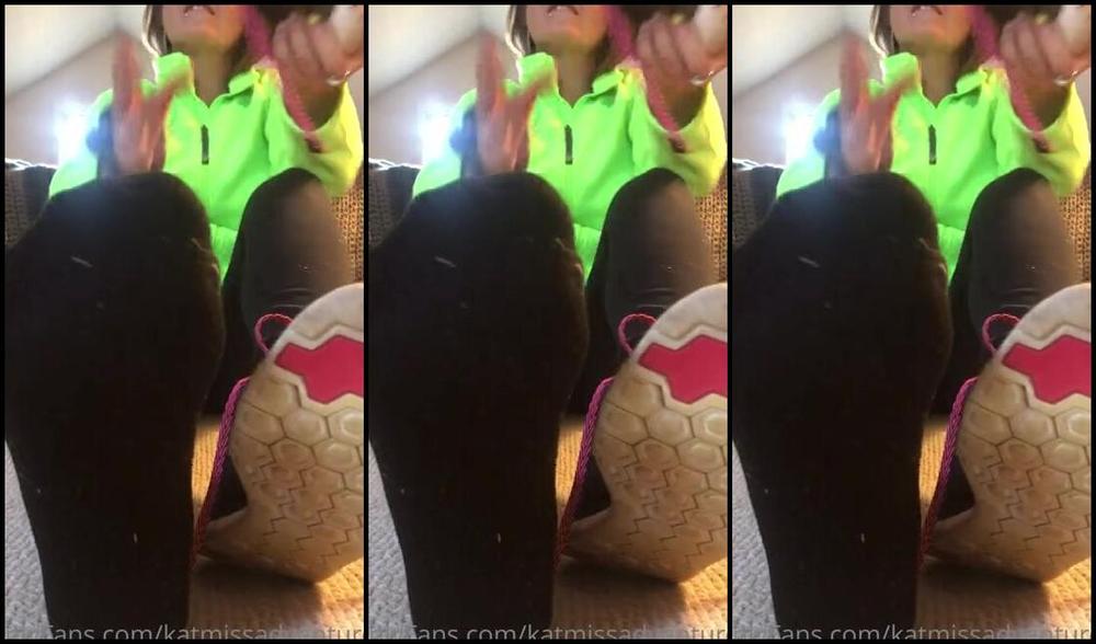 Adventuretoeskat Nicknamed Missadventuretoeskat Onlyfans Hyperhydrosis Abnormally Excessive Sweating Involving The Extremities