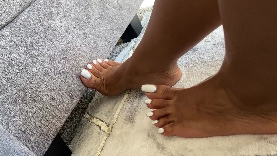 Queenjodiieetoes Aka Prettyfeetonly1800 Onlyfans This Rug Soft But These Feet