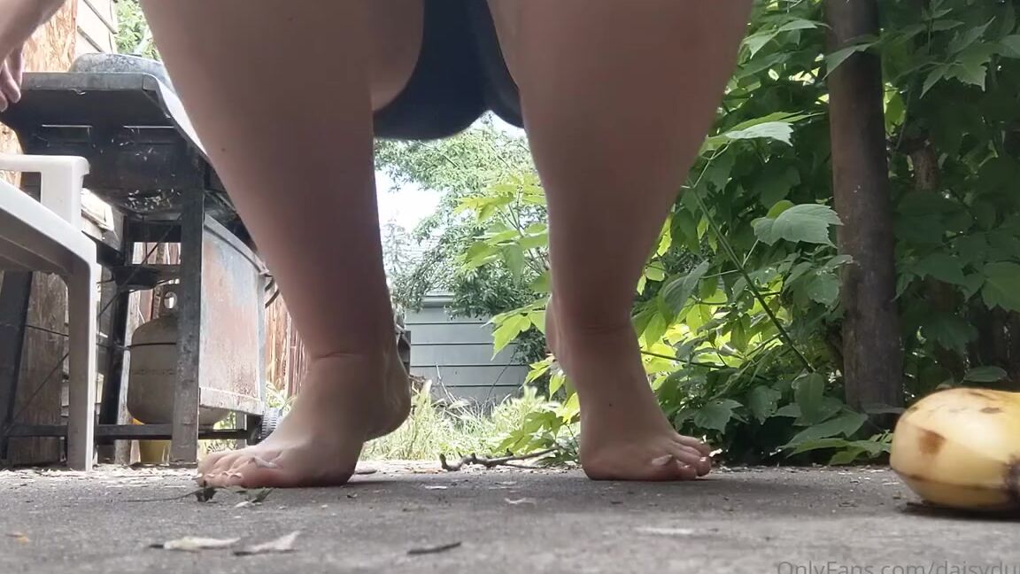 Daisy Duncan Nicknamed Daisyduncan Onlyfans Close Up Video Of Me Smashing A Banana With My Soles And Toes Sticky In Between