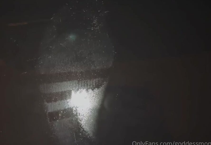 Goddessmona 91 Onlyfans Ich Hatte Einen Stressigen Tag Und Bin Froh Nun Aus Den Sneakern Zu Schlpfen Warum Weil Meinep