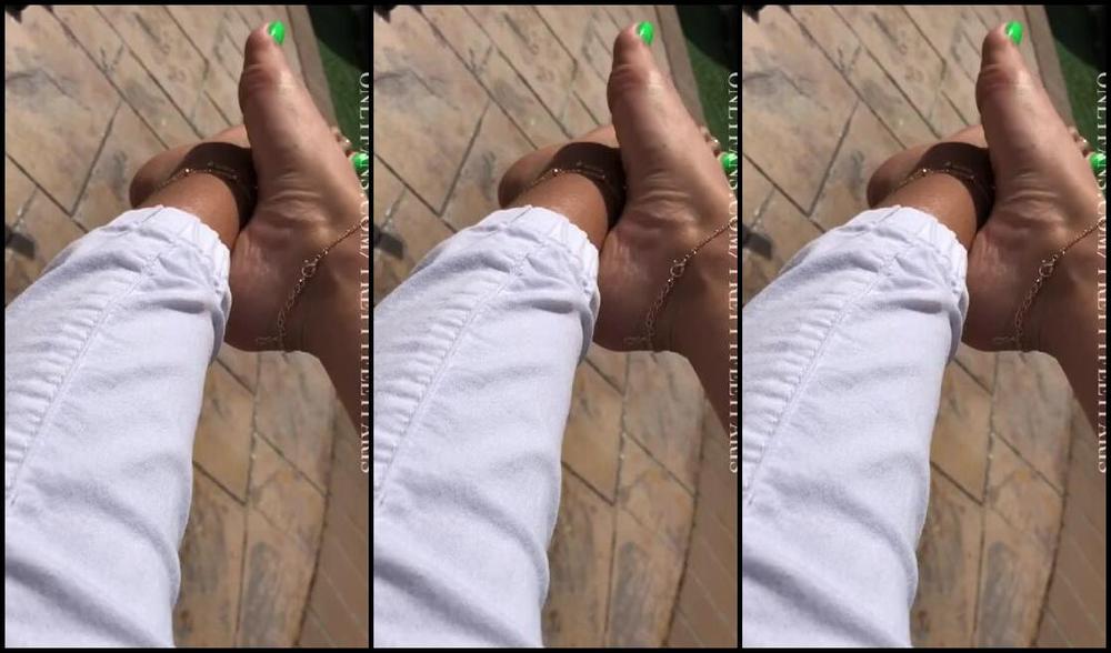 Goddess Paris Nicknamed Prettyfeetparis Onlyfans I Always Love How The Sun Looks Shining On My Feet 101