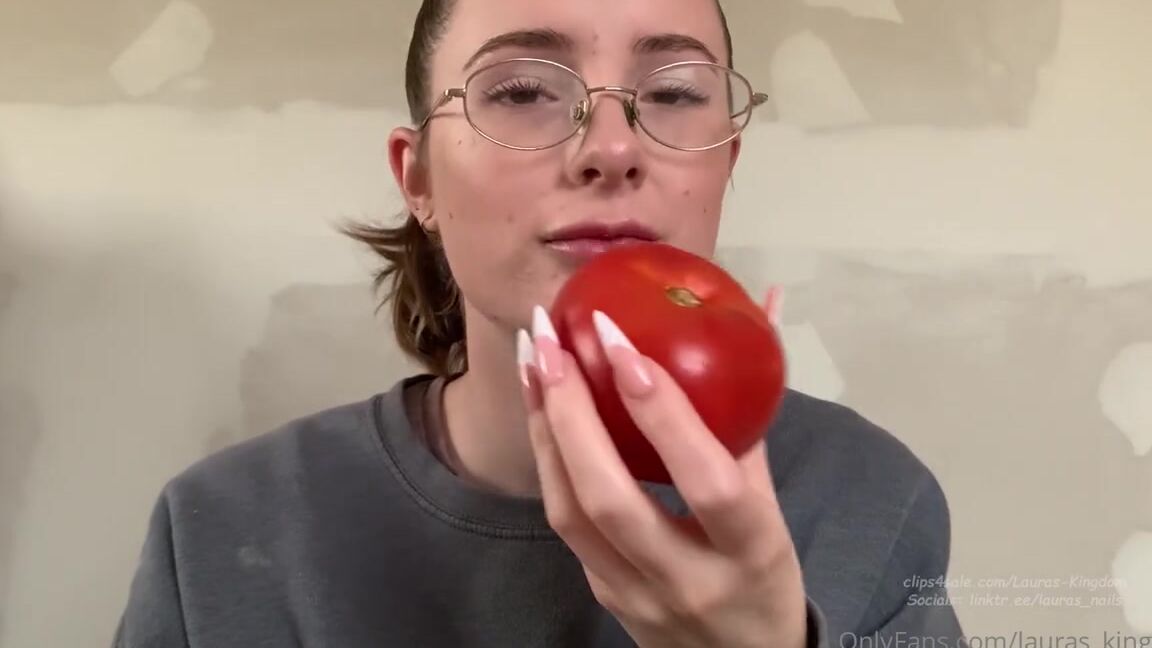 Lalalaura Nicknamed Lauras Kingdom 12 31 2021 Onlyfans Video Dianas Claws In Action Diana Returns Finally After A Very Long Break