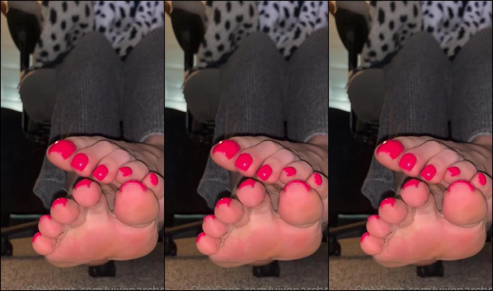 Vixenarches Under The Table Door Tease