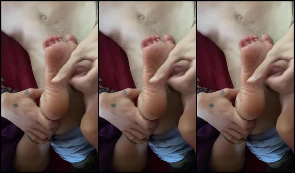 Freakyfjondaxxx 08 26 2024 Onlyfans Video I Am Going To Drain Hin As Much For My Feet As I Can Always