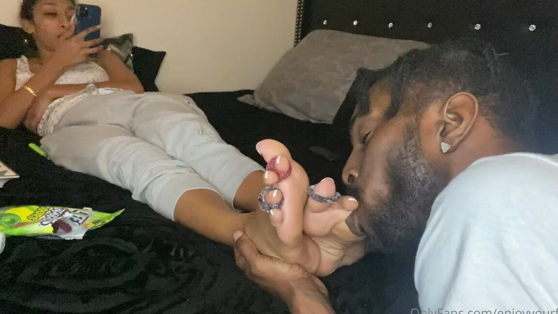 Enjoyyourfetish Onlyfans Worshipping Tenlittoes French Tips With Life Saver Sour Gummy S Around Her Toes Part 1P