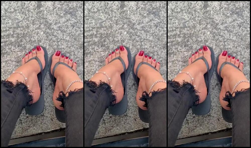 Goddess Cinnamon Aka Cinnamonfeet2 Onlyfans With My Black Havaianas On The Side Of The Road