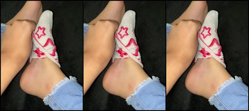 Adripiecitos Aka Adrieamb Onlyfans Empezando Con Mis Ricos Piecitos Sudaditos