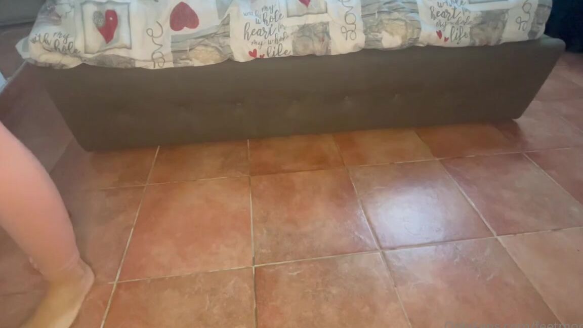 Daliadiamantevip Onlyfans In Questo Video Cammino Scalza Per 5 Minuti Ti Piace Il Rumore Dei Miei Piedi Sudati Sul Pavimento Bzp