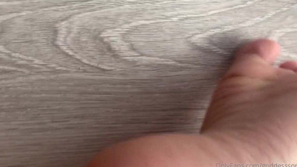 Goddess Soraya Nicknamed Goddesssorayaa 04 22 2021 Onlyfans Video U Wanna Suck On My Red Painted Toes Or Better Do You Deserve To Suck On