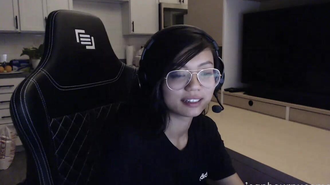 Icanbeurnuocmami Stream Started At Am I Ate A Worm And I Almost Died