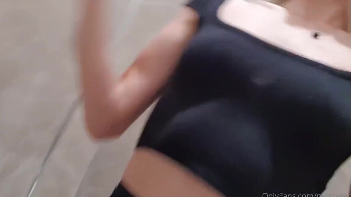 Mistressberil0 Onlyfans Lets Clean The Bottom Of My Shoes If You Belong To Me And Youre My Dog You Have To Clean Up You Premiump