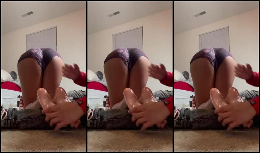 Xosolesbyme Aka Goddessmyree Onlyfans I Love Getting These Nice Big Feet Rubbed With A Bunch Of Oil