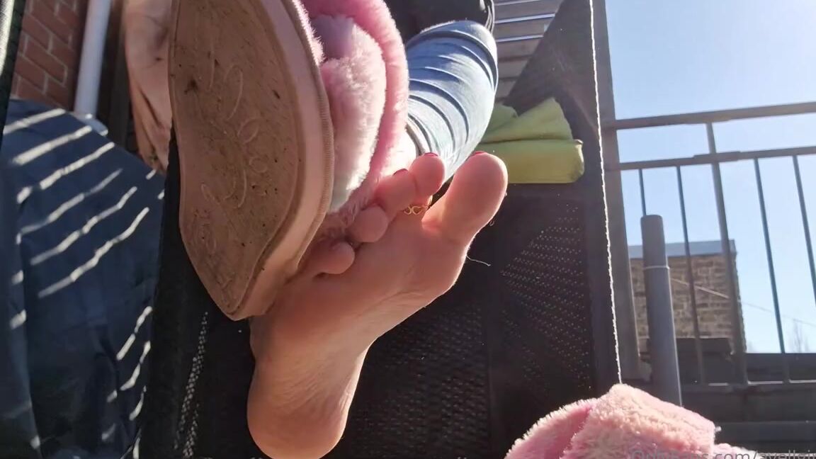 Ayellgirlfeet Nicknamed Ayellgirlfeet Onlyfans Je Joue Avec Mes Chaussons Et Les Retire Doucement En Te Montrant Mes Magnifiques Pieds Au Soleil 1