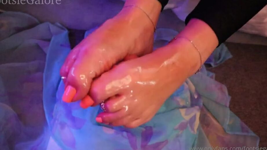 Footsiegalore Onlyfans Fj Friday I Want It Extra Slippery Let Me Dip My Whole Foot In The Coconut Oil First