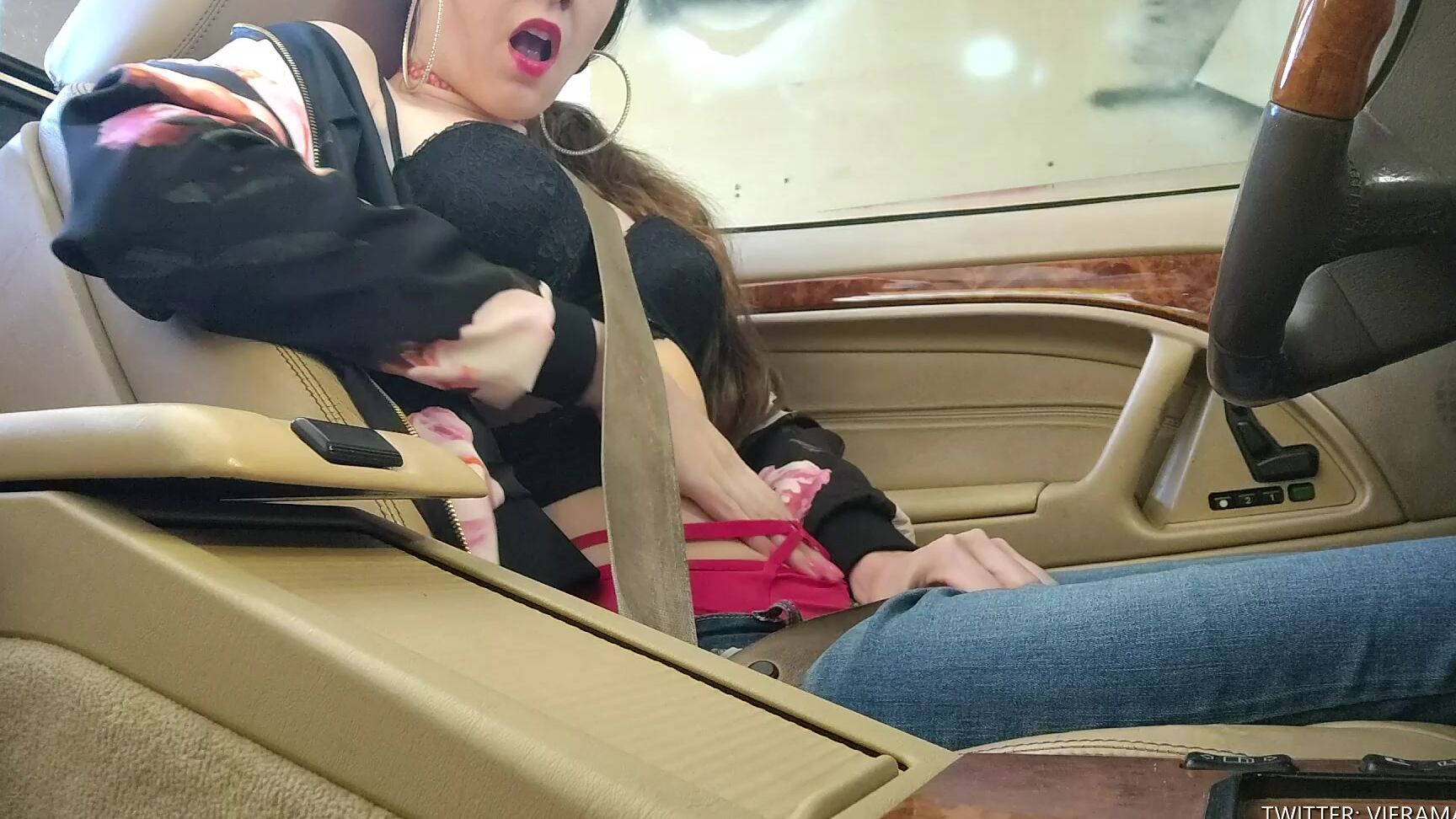 Vieramayxxx Watch Gf Masturbate In The Car Sfw