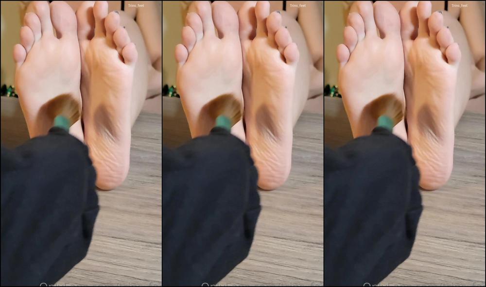 Trins Feet Pov We Re Dating And Have A Tickle Fight You Tickle Me With Two Makeup Brushes And A Pen