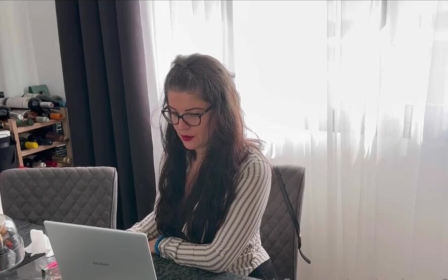 Prettyprincess220 09 15 2023 Onlyfans Video The Secretary Farts And Burps A Lot She Is Working And Cant Stand It