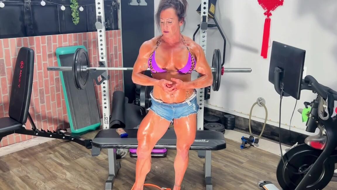 Kandy Legs Aka Kandylegsxxx Onlyfans Milf Kandy Oils Up And Invites You To Experience Her Strength Lifting And Carrying My Step