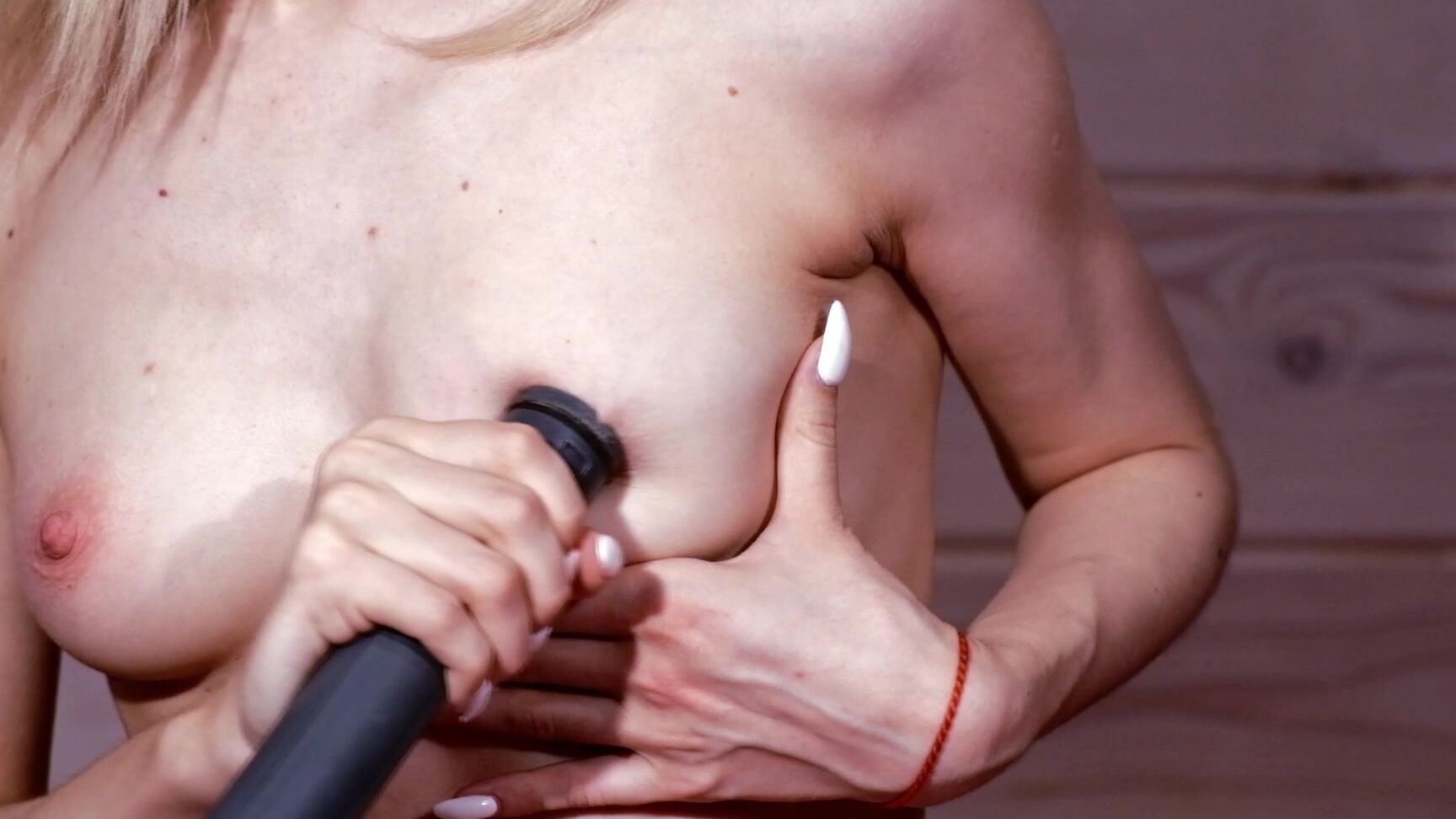 Kira Loster Clean Feet And Pussy Use Vacuum Cleaner