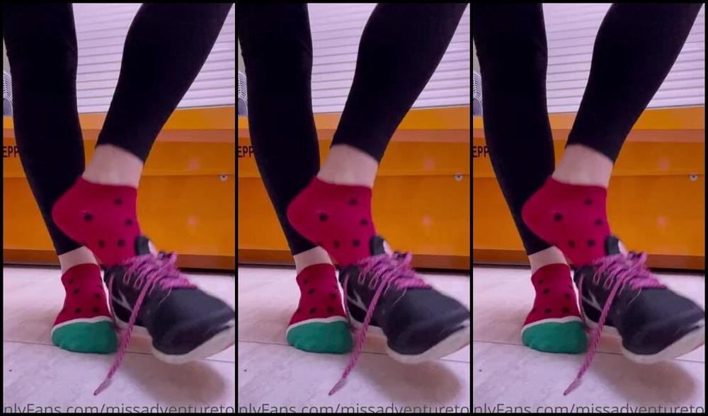 Adventuretoeskat Nicknamed Missadventuretoeskat Onlyfans Wanna Sneak Into The Tanning Booth Watch Me Take These Off