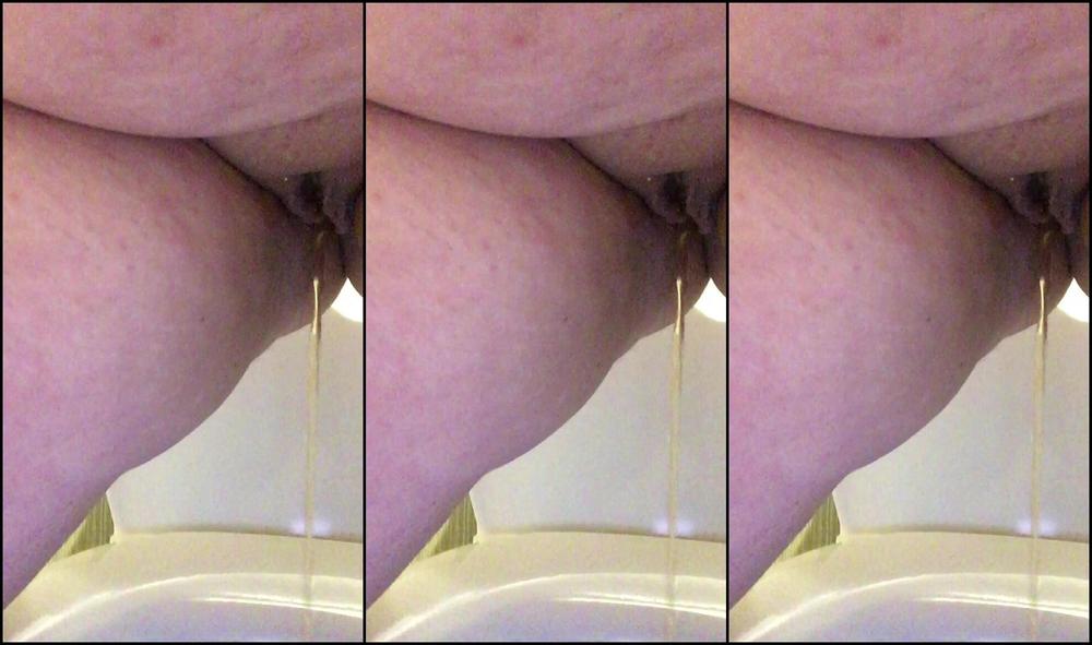 Curvykatrina Peeing In Public Toilet And Fingering