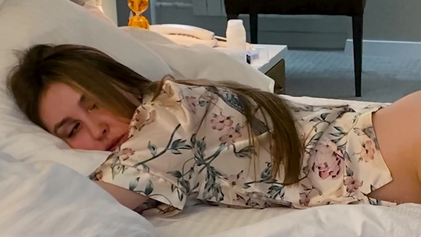 Alinarai  Да, кончи в меня, пожалуйста !. трахнул мачеху в гостинично xhamster