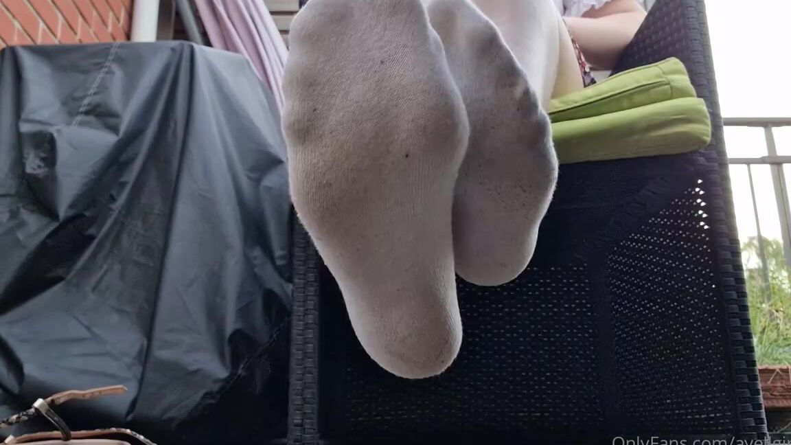 Ayellgirlfeet Nicknamed Ayellgirlfeet Onlyfans Mes Petites Chaussettes Dans Ton Visage Je Les Retire I Take Off My Socks 1