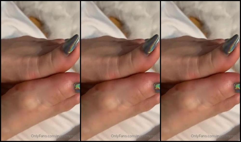 Temptress Raven Eve Aka Evetemptress Onlyfans Just A Little Goodnight Foot Tease From The Edge Of My Bed In Need Of A New Pedi Can You See Which