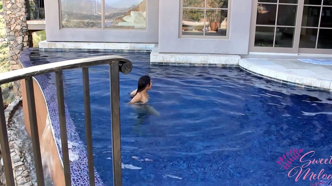 Swimming, Bikini, Squirting, Outdoors, 18 & 19 Yrs Old sweetxmelody pool side fun ManyVids