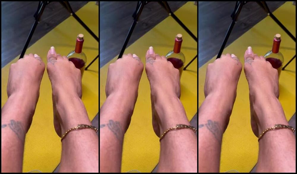 Zafeetllc Onlyfans Wiggling These Sexy Glittery Feet All Around The House