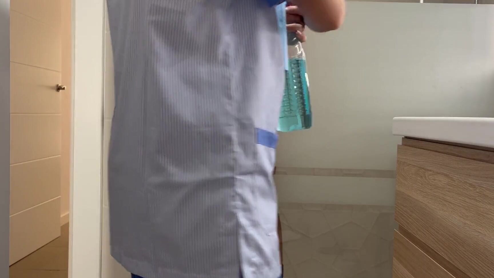 Горничная Отеля Была Удивлена Увидев Как Я Дрочу Во Время Уборки Туалета И Помогла Мне Pornhub Com