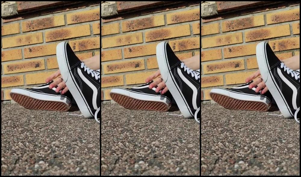 Domina Clara Nicknamed Domina Clara Onlyfans Jadore Mes Nouvelles Vans Avec Des Petites Sockettes Blanches Im In Love With My New